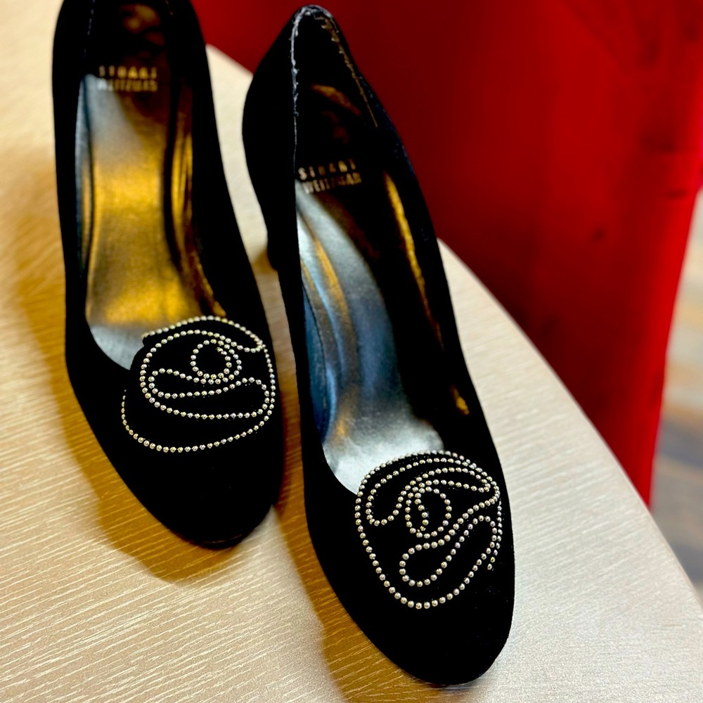 In classic black suede with perfect round toe.Great condition & comfortable 👠